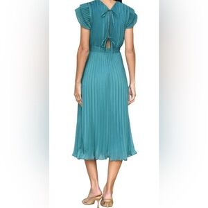 Adelyn Rae
Daisy Pleated Tie Back
Midi Dress in TEAL